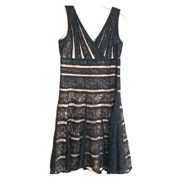 Xscape Dresses & Skirts - Xscape Gorgeous Medium Size 6 Black Lace V Neck Sleeveless Cocktail Dress